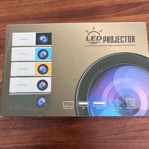 LED mini Projector - Phone or computer - high resolution - Like New